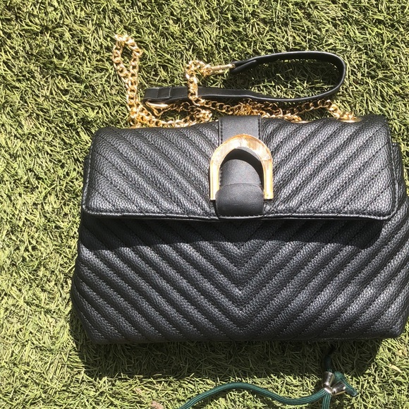 Nice hand bag used only once for a wedding or special event you might be going 2 - Picture 4 of 4